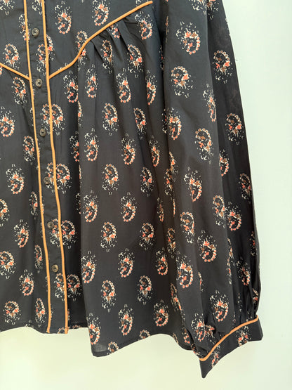 Blouse noire avec motifs et liseré orange