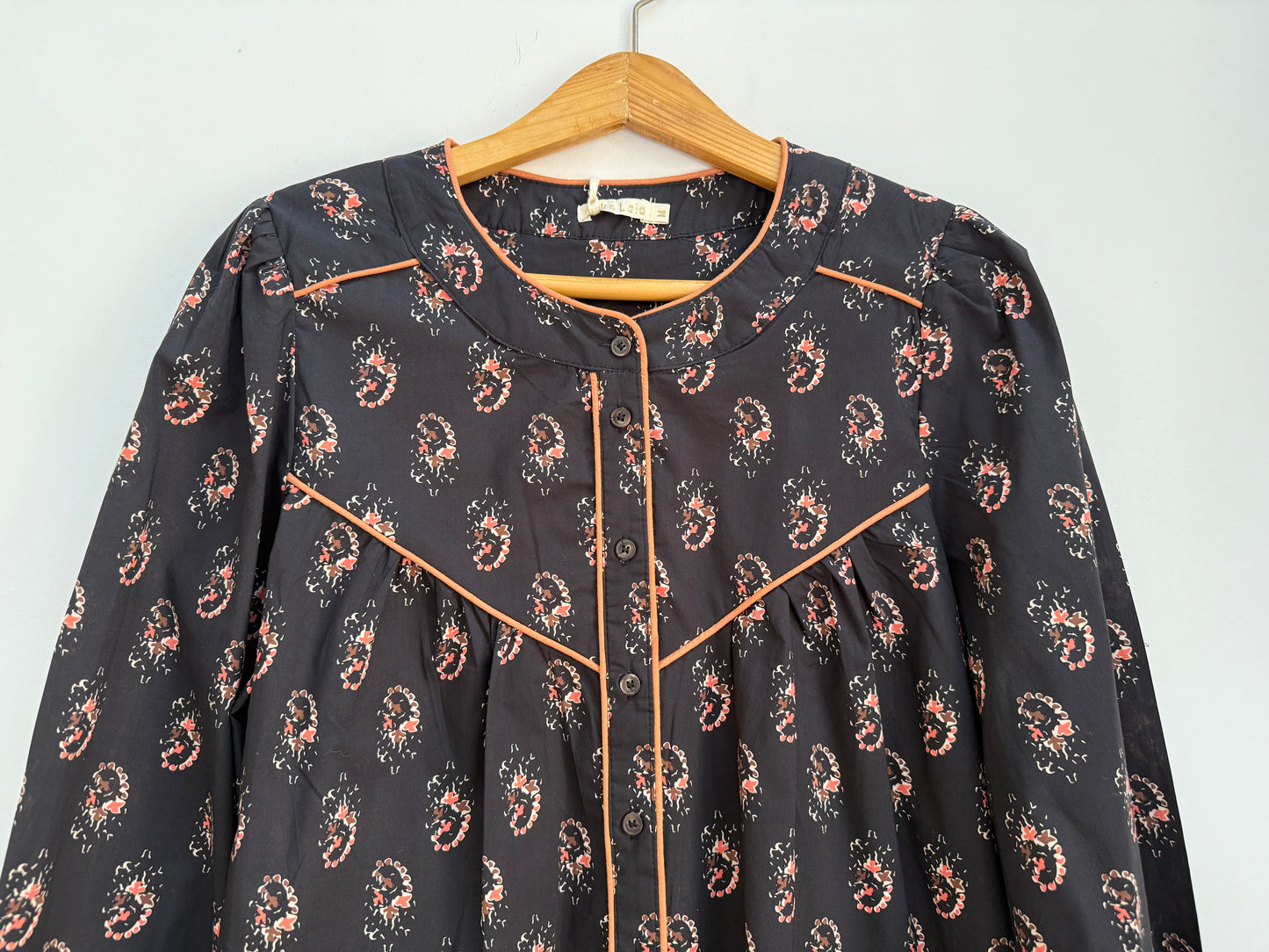 Blouse noire avec motifs et liseré orange