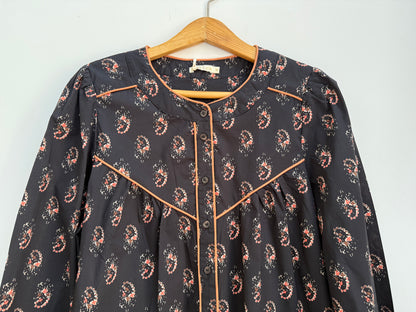Blouse noire avec motifs et liseré orange