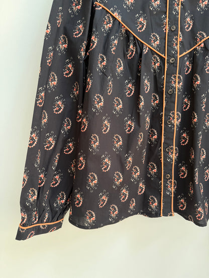 Blouse noire avec motifs et liseré orange