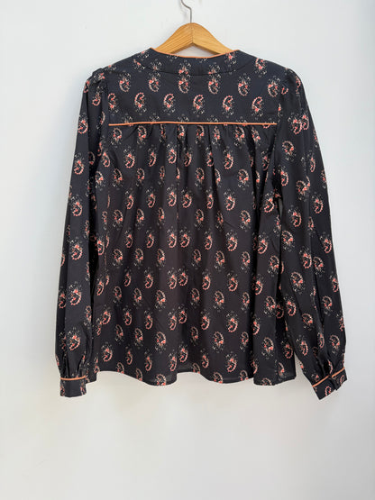 Blouse noire avec motifs et liseré orange