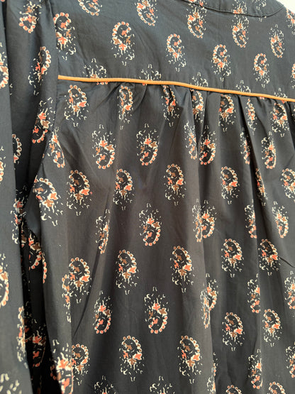 Blouse noire avec motifs et liseré orange