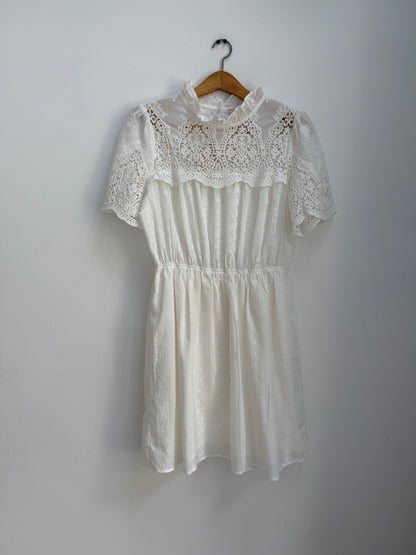 ROBE BLANCHE AVCE DENTELLE ET BRODERIES