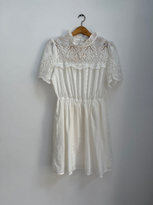 ROBE BLANCHE AVCE DENTELLE ET BRODERIES