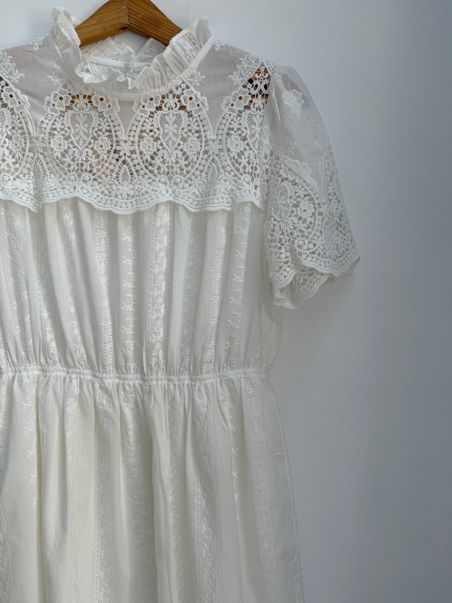ROBE BLANCHE AVCE DENTELLE ET BRODERIES