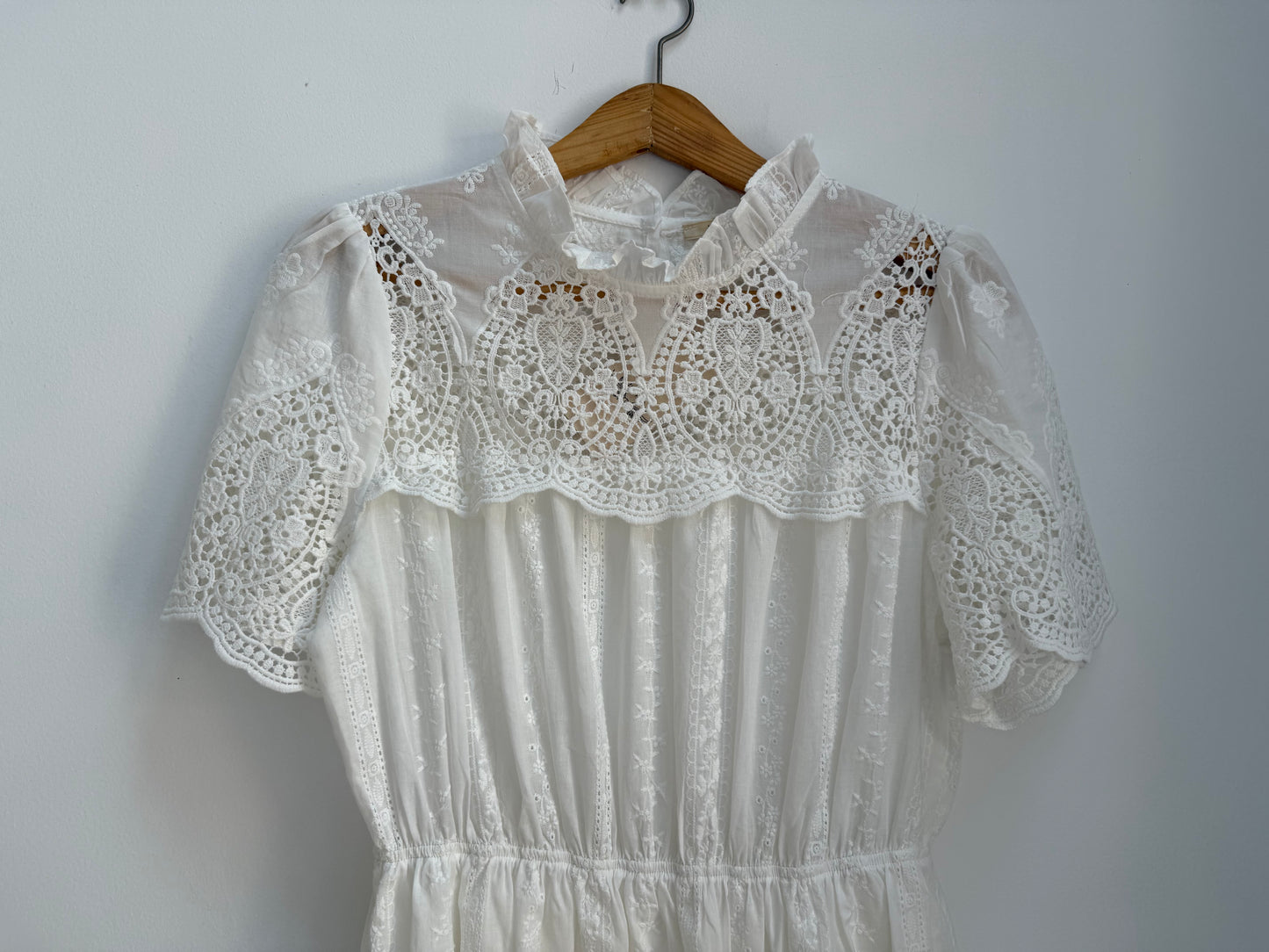 ROBE BLANCHE AVCE DENTELLE ET BRODERIES
