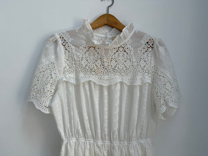 ROBE BLANCHE AVCE DENTELLE ET BRODERIES