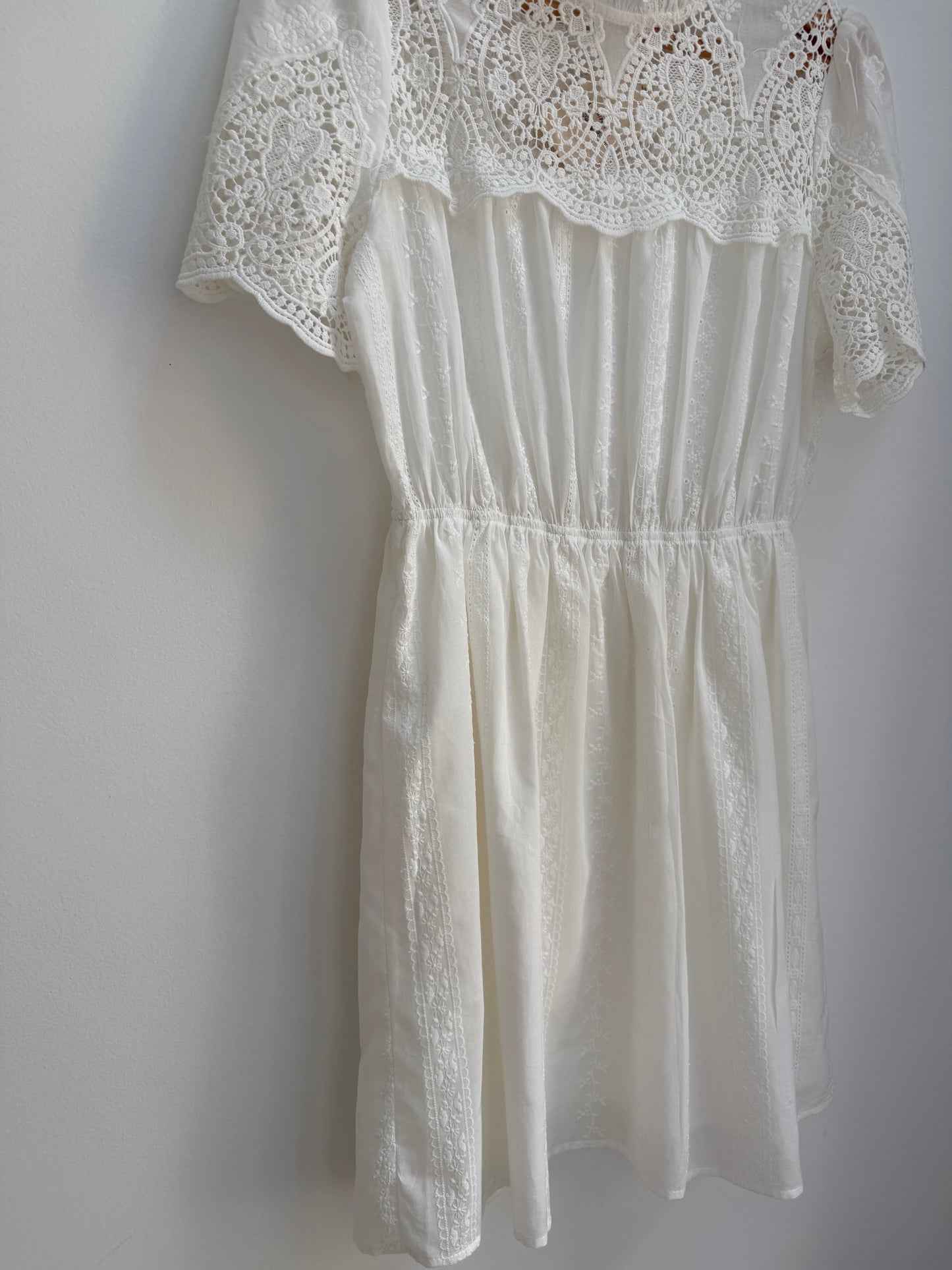 ROBE BLANCHE AVCE DENTELLE ET BRODERIES