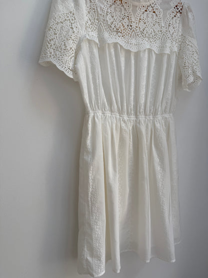 ROBE BLANCHE AVCE DENTELLE ET BRODERIES