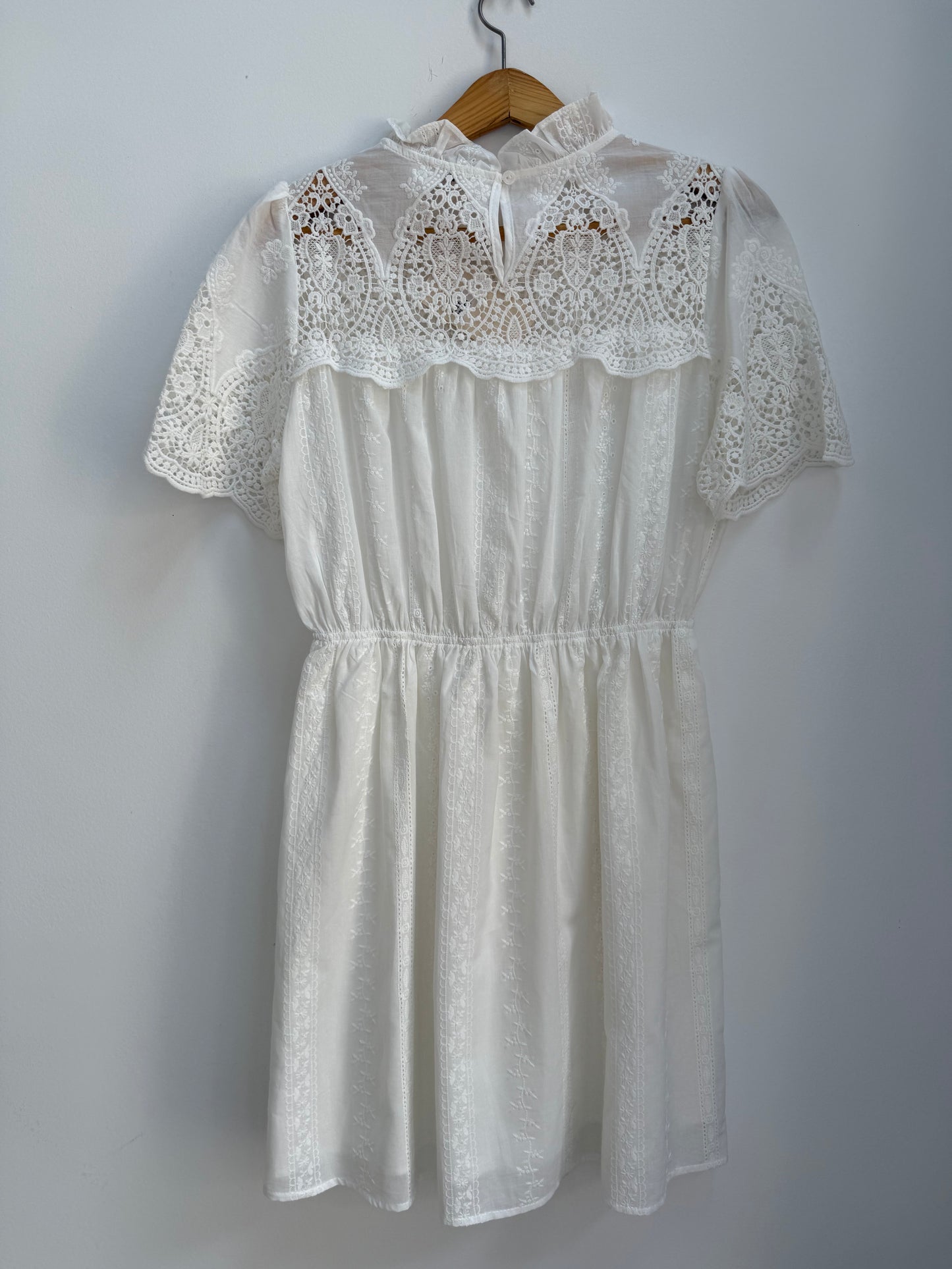 ROBE BLANCHE AVCE DENTELLE ET BRODERIES