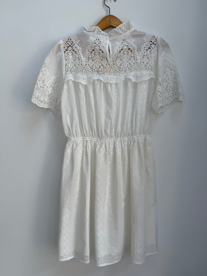 ROBE BLANCHE AVCE DENTELLE ET BRODERIES