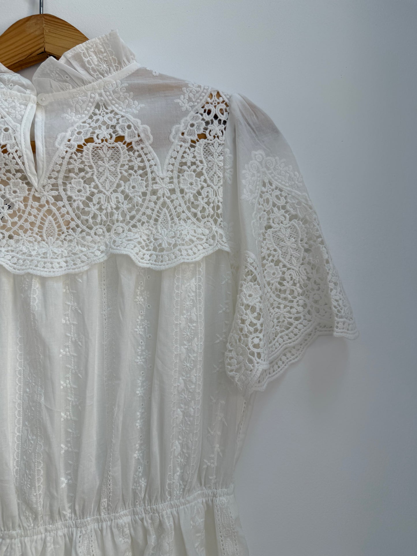 ROBE BLANCHE AVCE DENTELLE ET BRODERIES