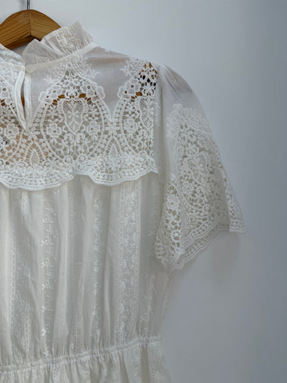 ROBE BLANCHE AVCE DENTELLE ET BRODERIES