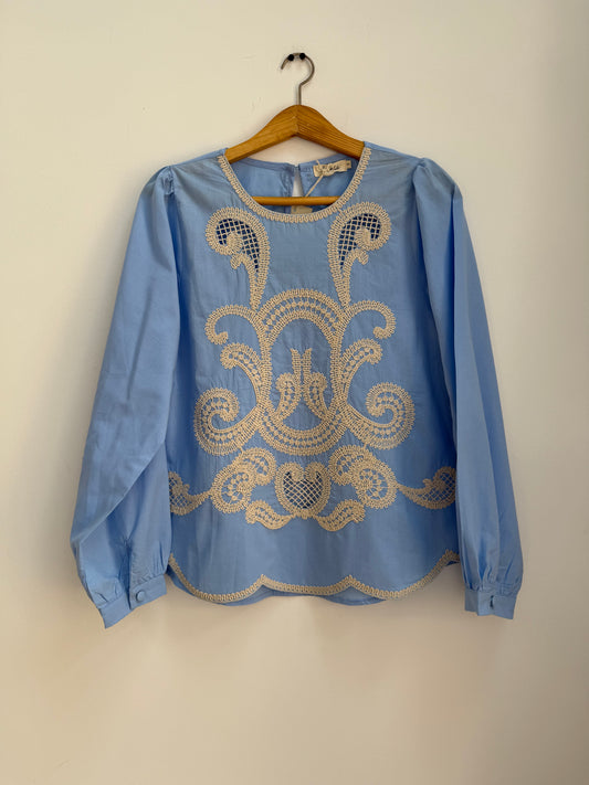 Blouse bleue claire avec motifs