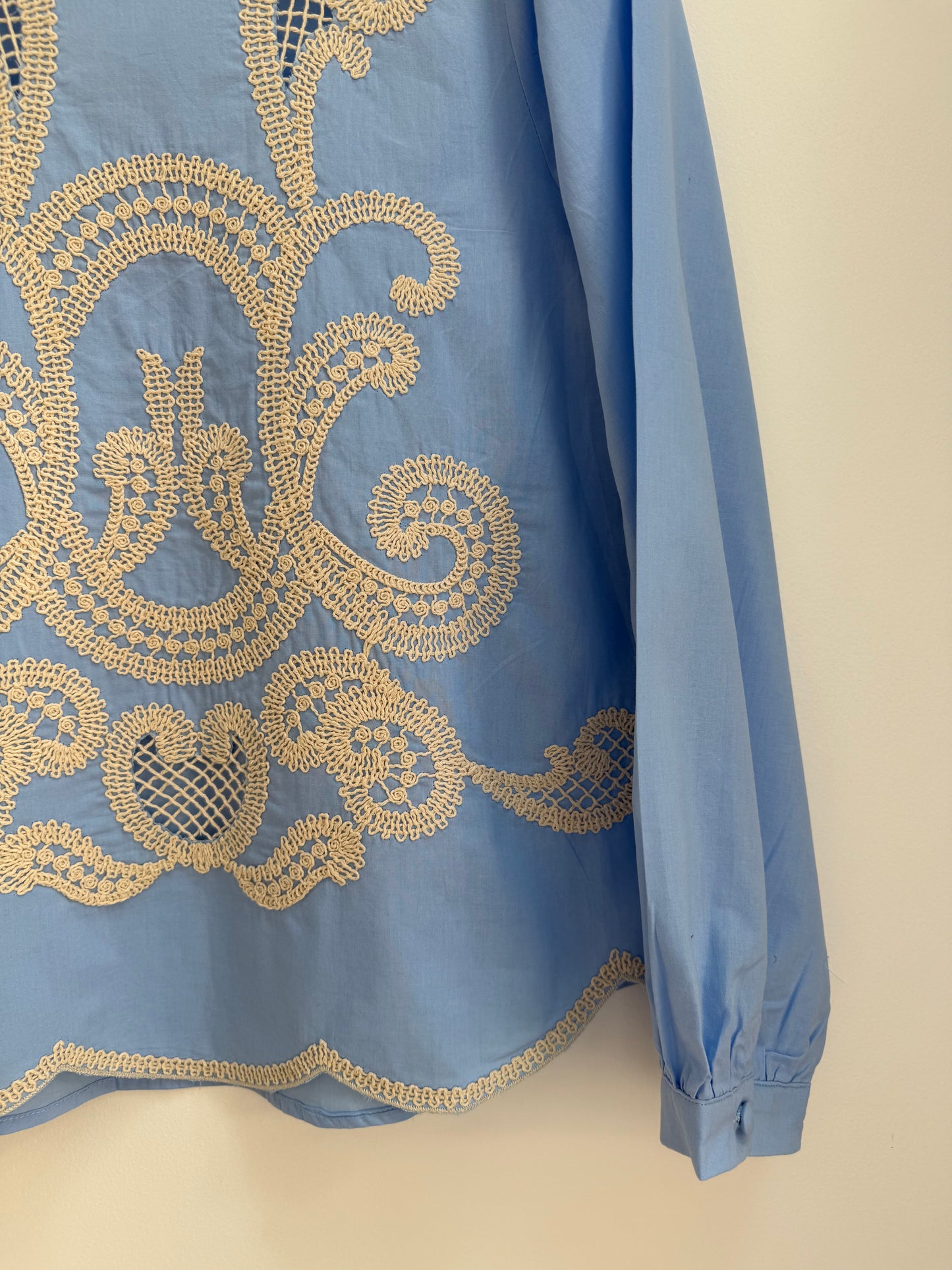 Blouse bleue claire avec motifs