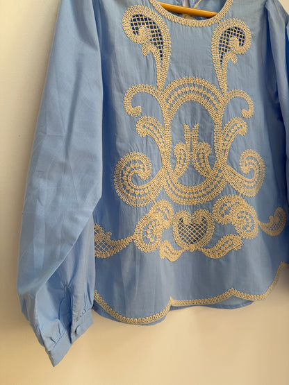Blouse bleue claire avec motifs