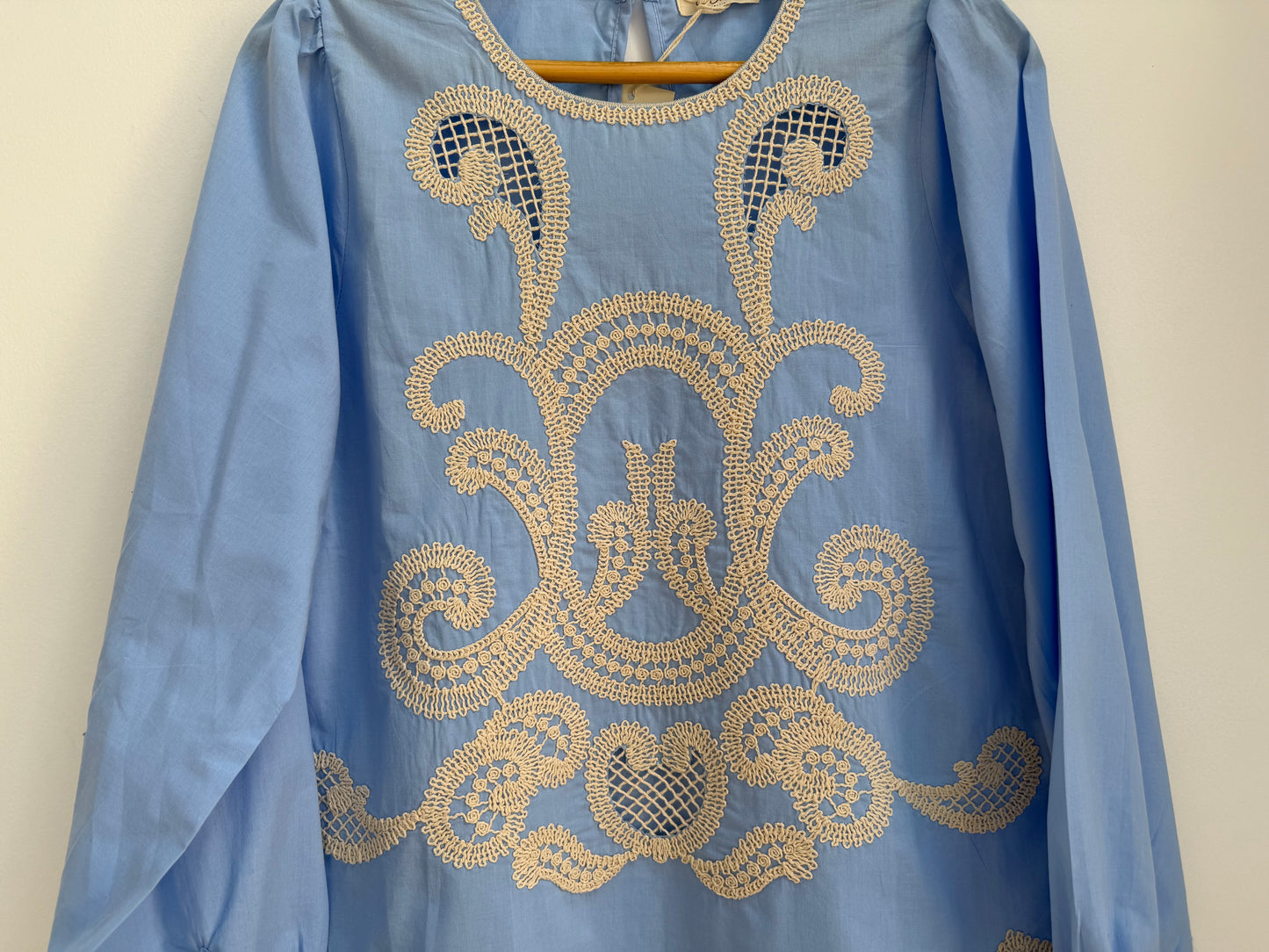 Blouse bleue claire avec motifs
