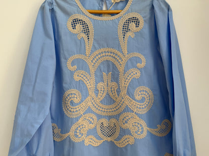 Blouse bleue claire avec motifs