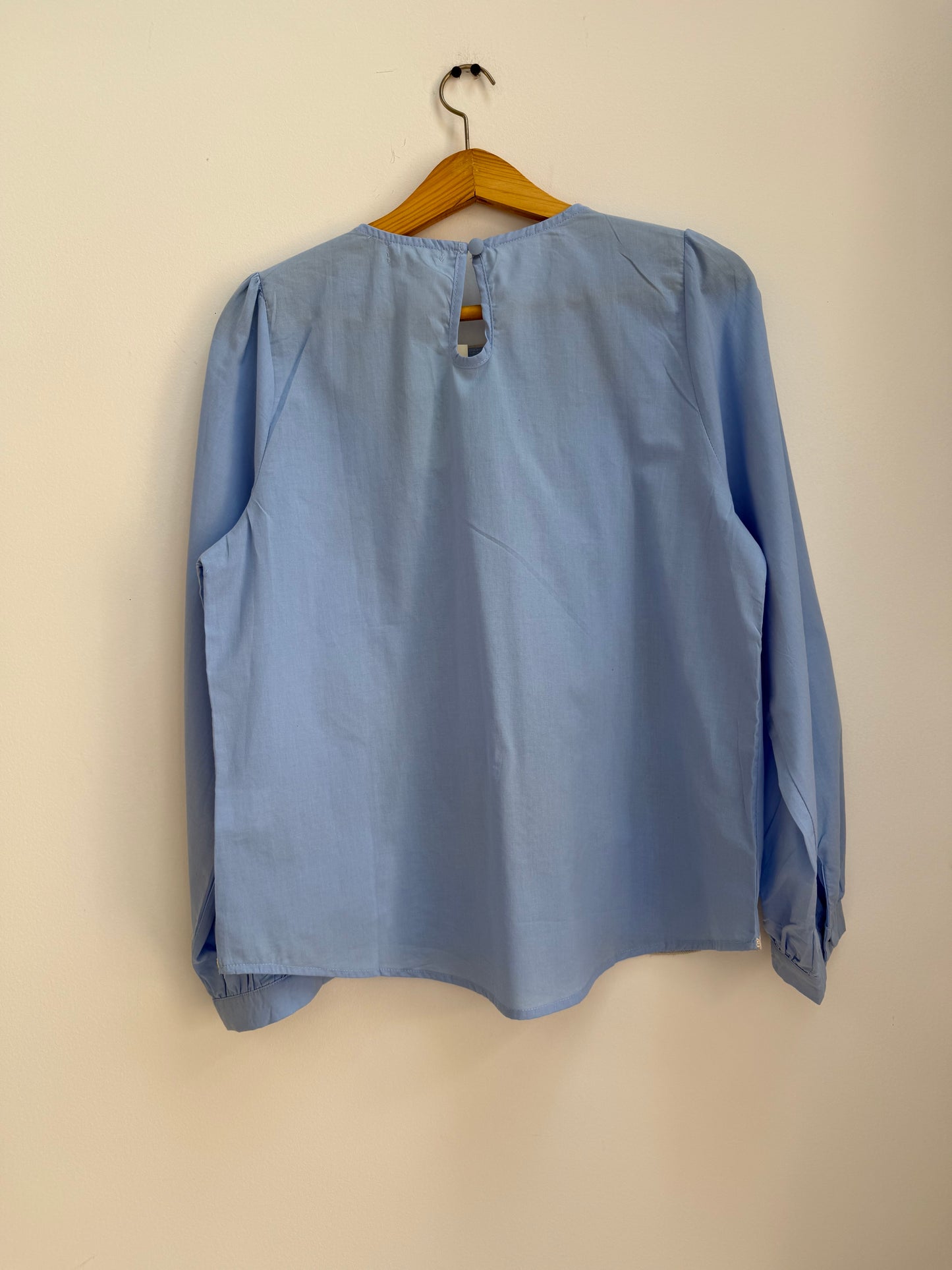 Blouse bleue claire avec motifs