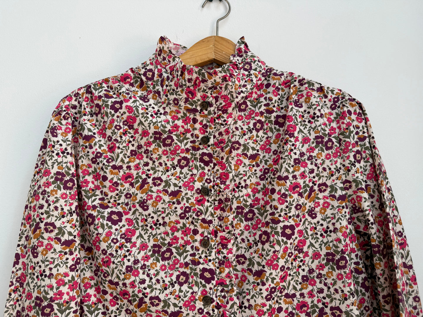 Chemise imprimé floral et froufrous