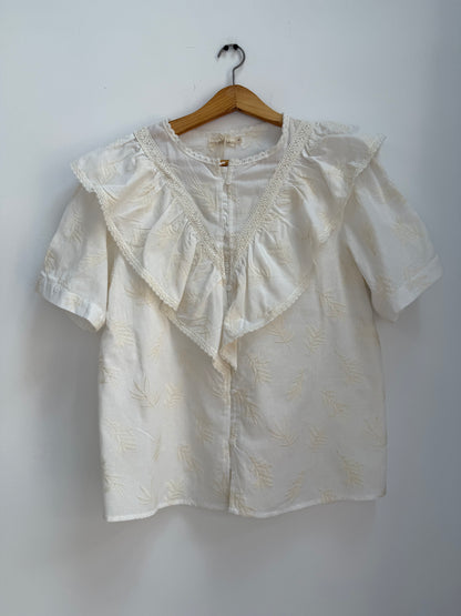 Chemise crème manches courtes avec volants et motifs
