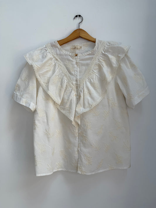 Chemise crème manches courtes avec volants et motifs
