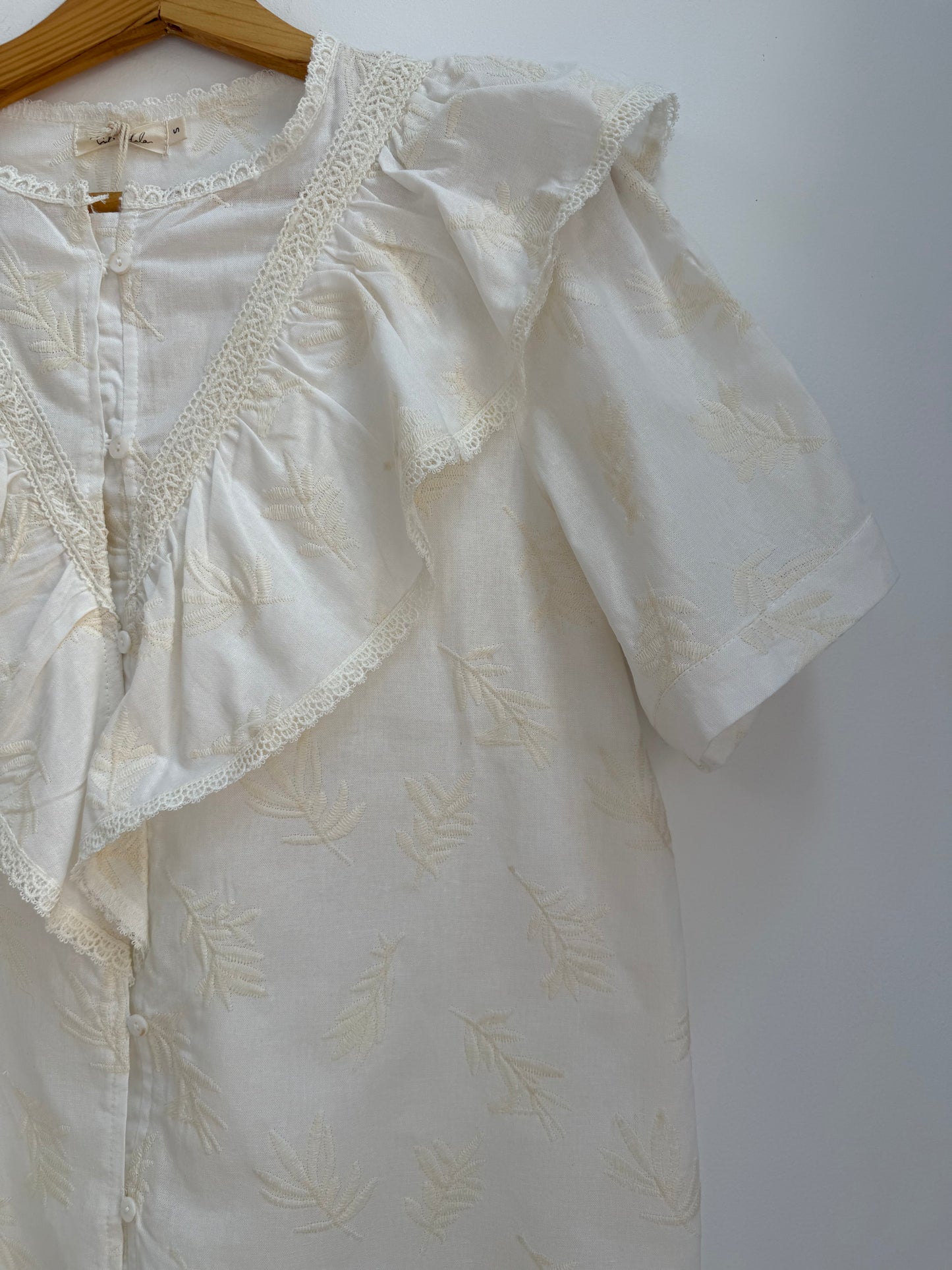 Chemise crème manches courtes avec volants et motifs