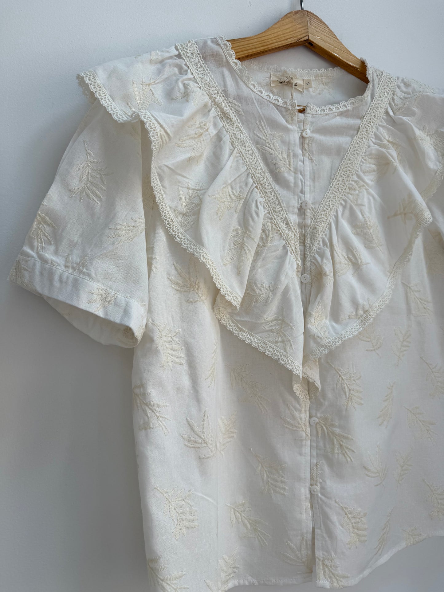 Chemise crème manches courtes avec volants et motifs