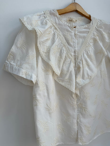 Chemise crème manches courtes avec volants et motifs