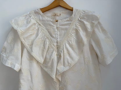 Chemise crème manches courtes avec volants et motifs