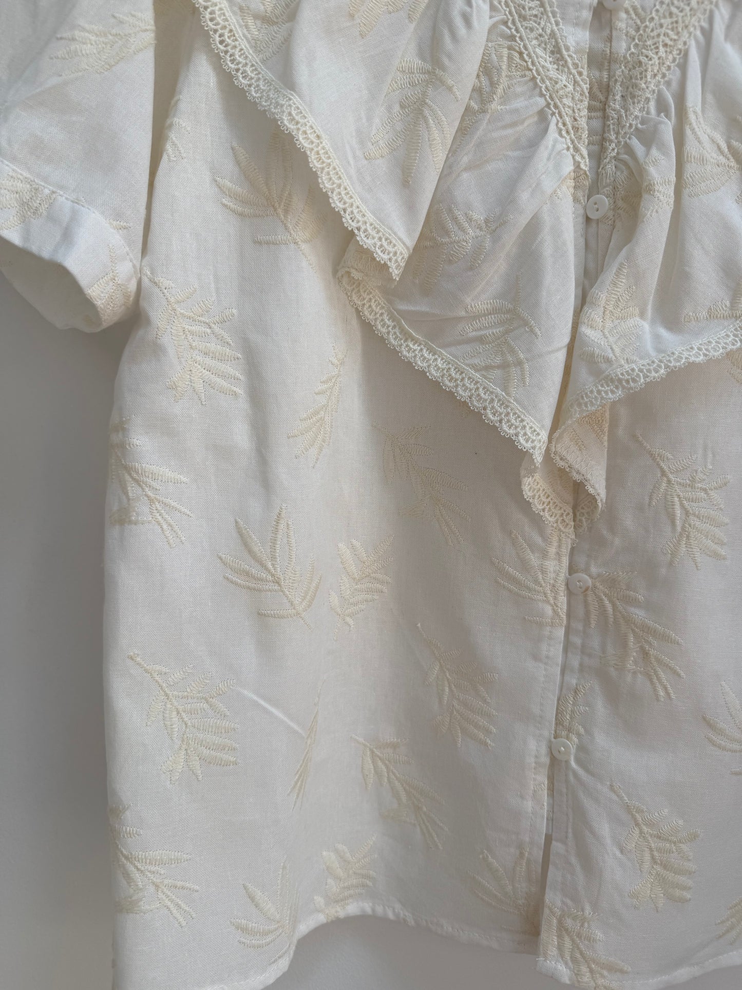 Chemise crème manches courtes avec volants et motifs