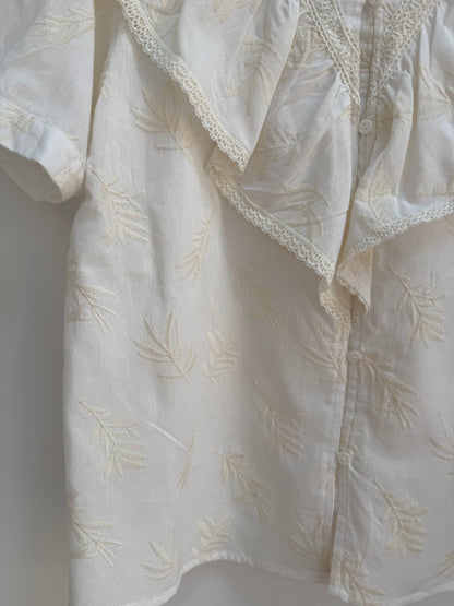 Chemise crème manches courtes avec volants et motifs
