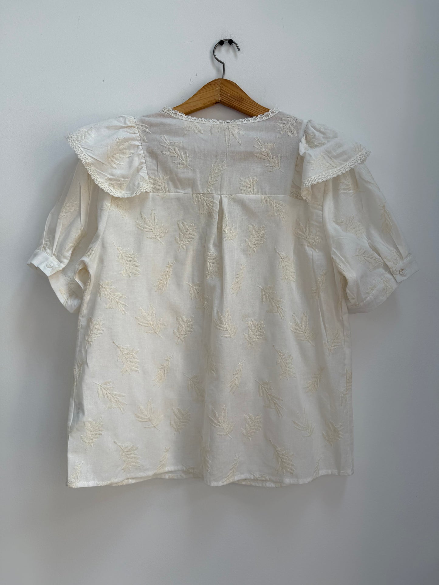 Chemise crème manches courtes avec volants et motifs