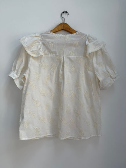 Chemise crème manches courtes avec volants et motifs