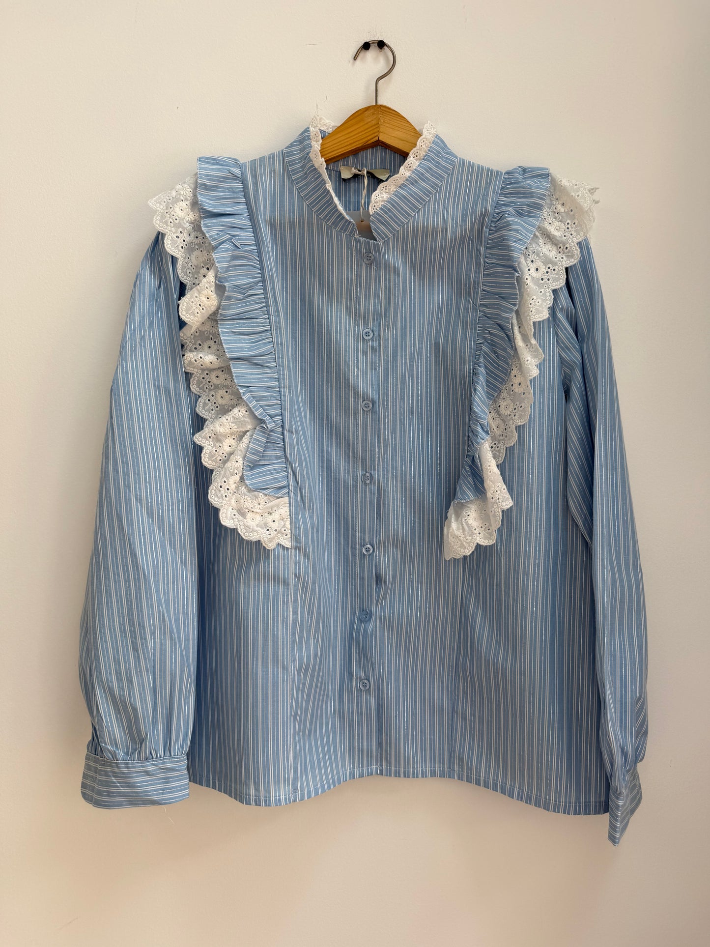 Chemise bleue avec dentelle