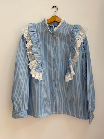 Chemise bleue avec dentelle
