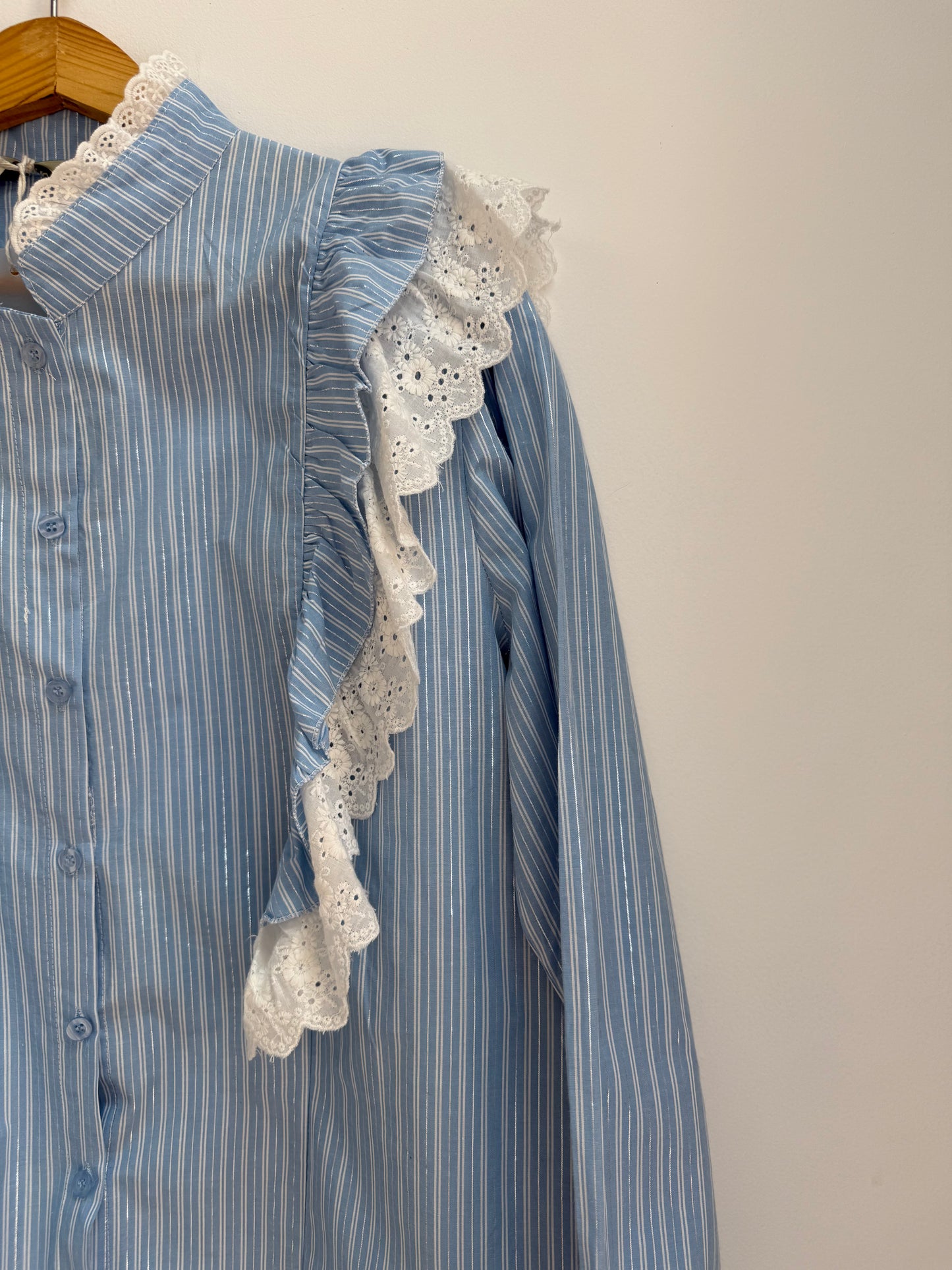 Chemise bleue avec dentelle