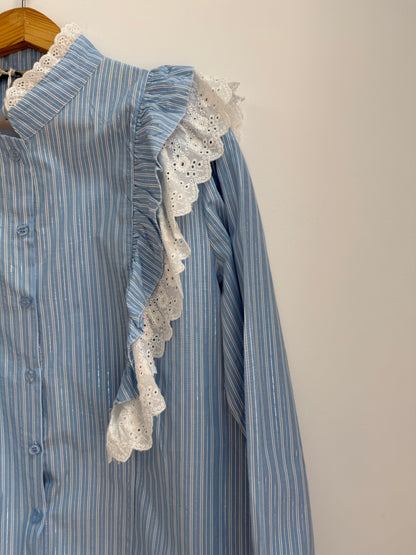 Chemise bleue avec dentelle