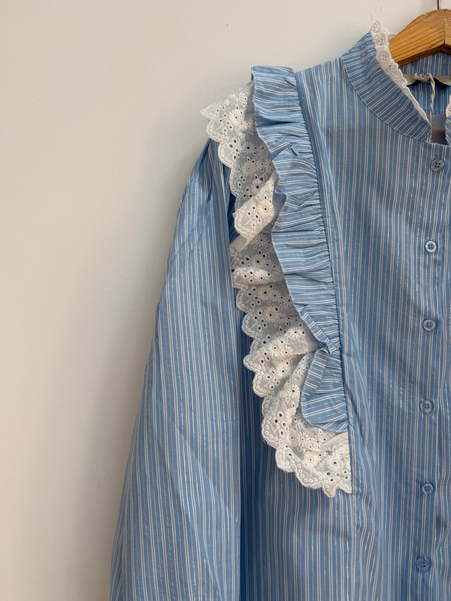 Chemise bleue avec dentelle