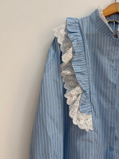 Chemise bleue avec dentelle