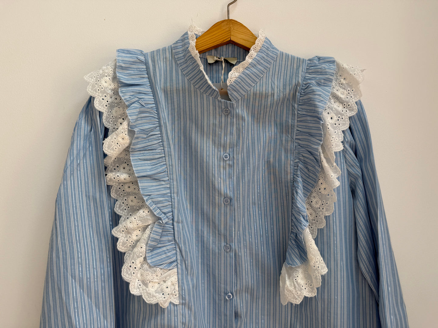 Chemise bleue avec dentelle