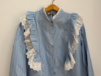 Chemise bleue avec dentelle