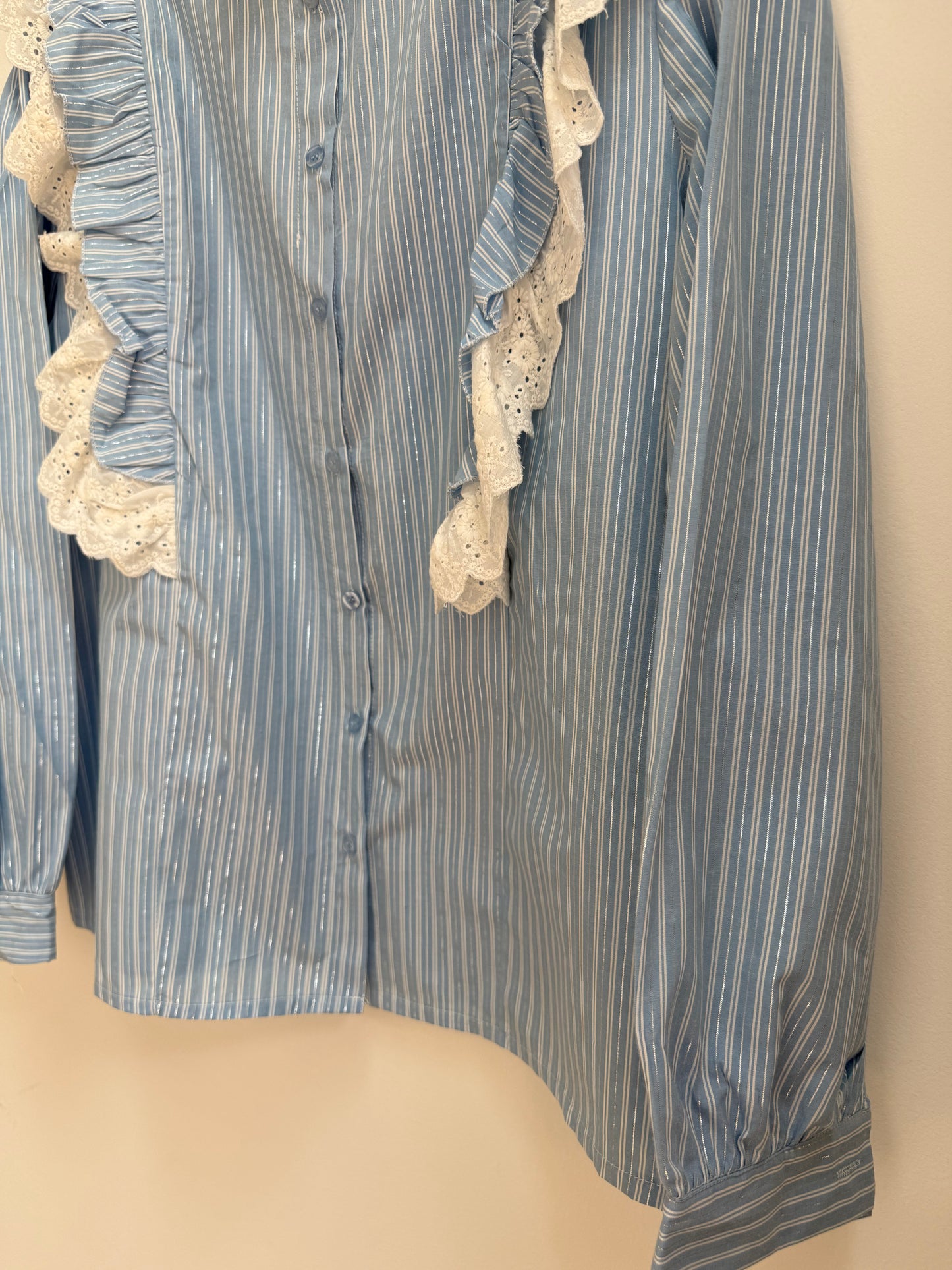 Chemise bleue avec dentelle
