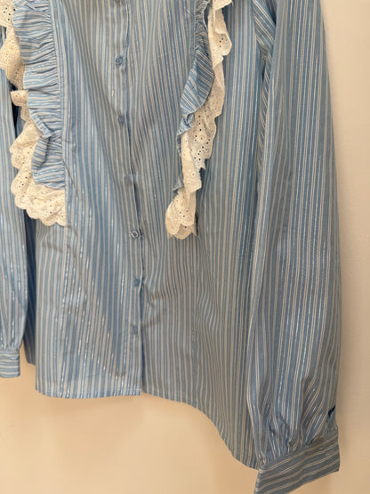 Chemise bleue avec dentelle