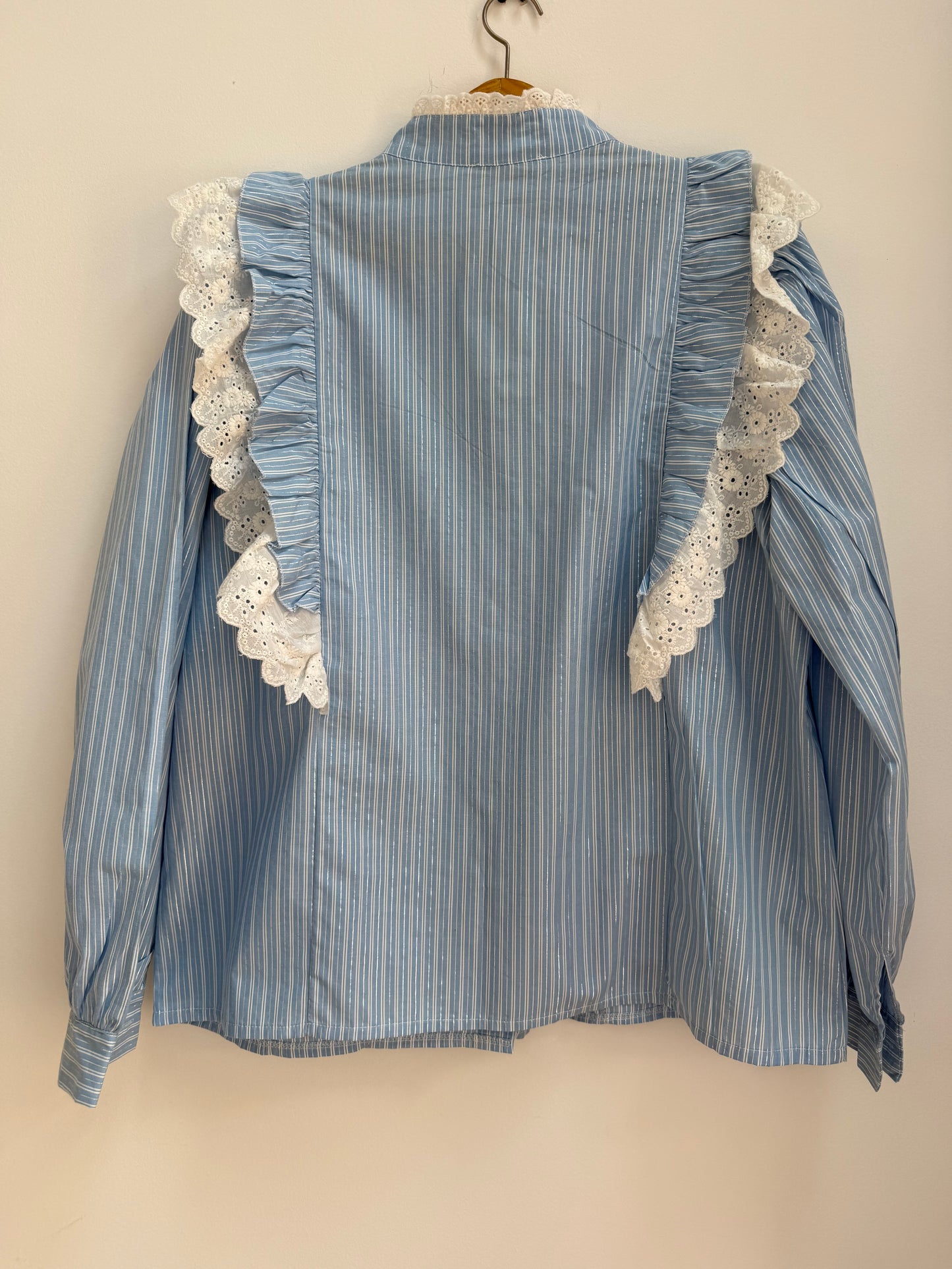 Chemise bleue avec dentelle