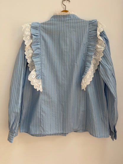 Chemise bleue avec dentelle