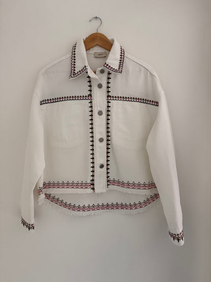Veste large en jean blanc avec broderie colorées