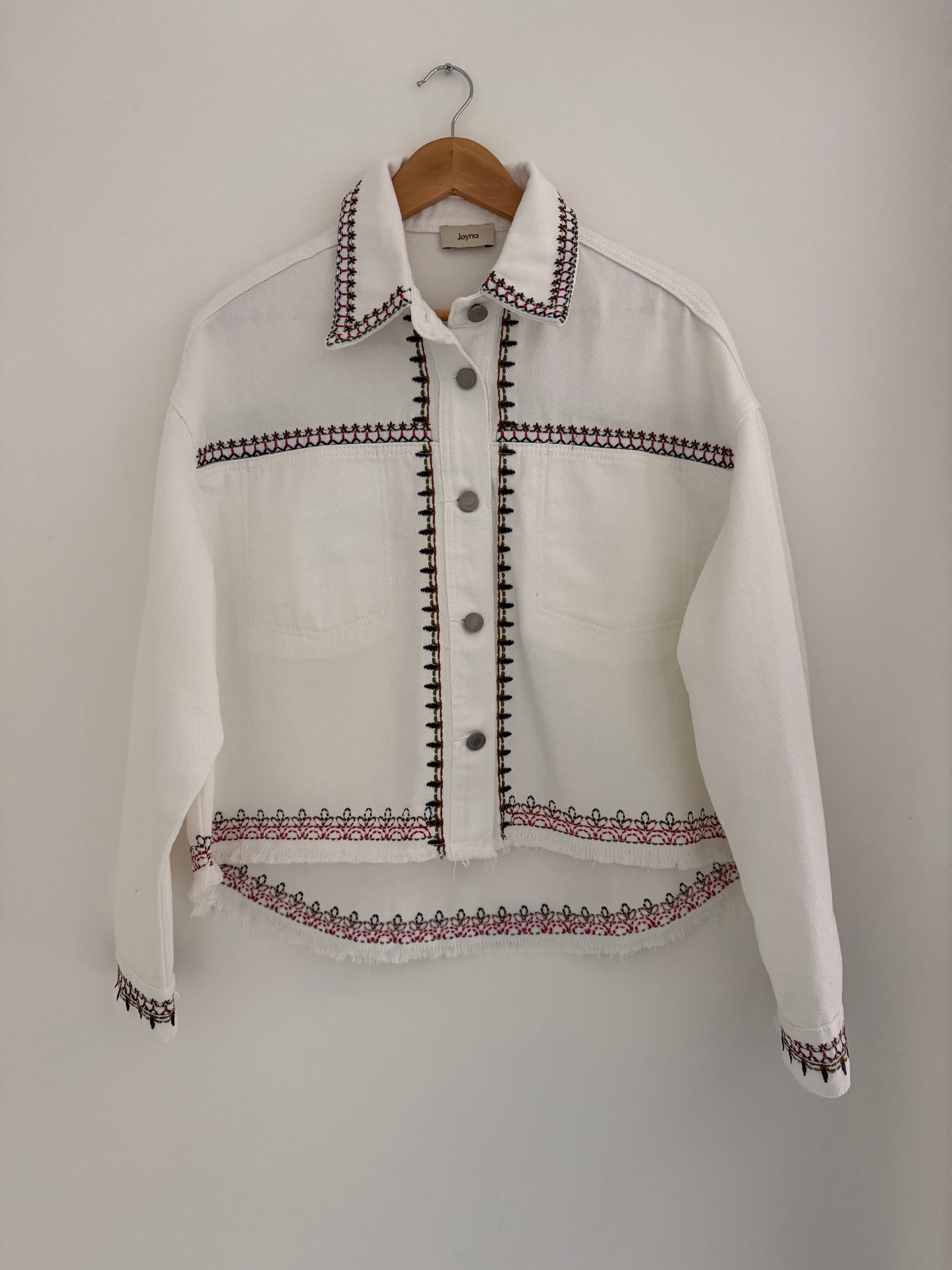 Veste large en jean blanc avec broderie colorées