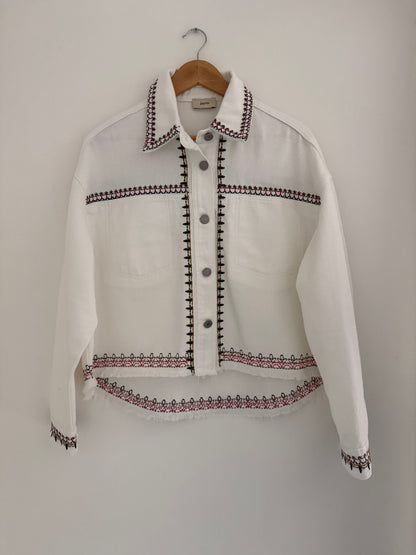 Veste large en jean blanc avec broderie colorées