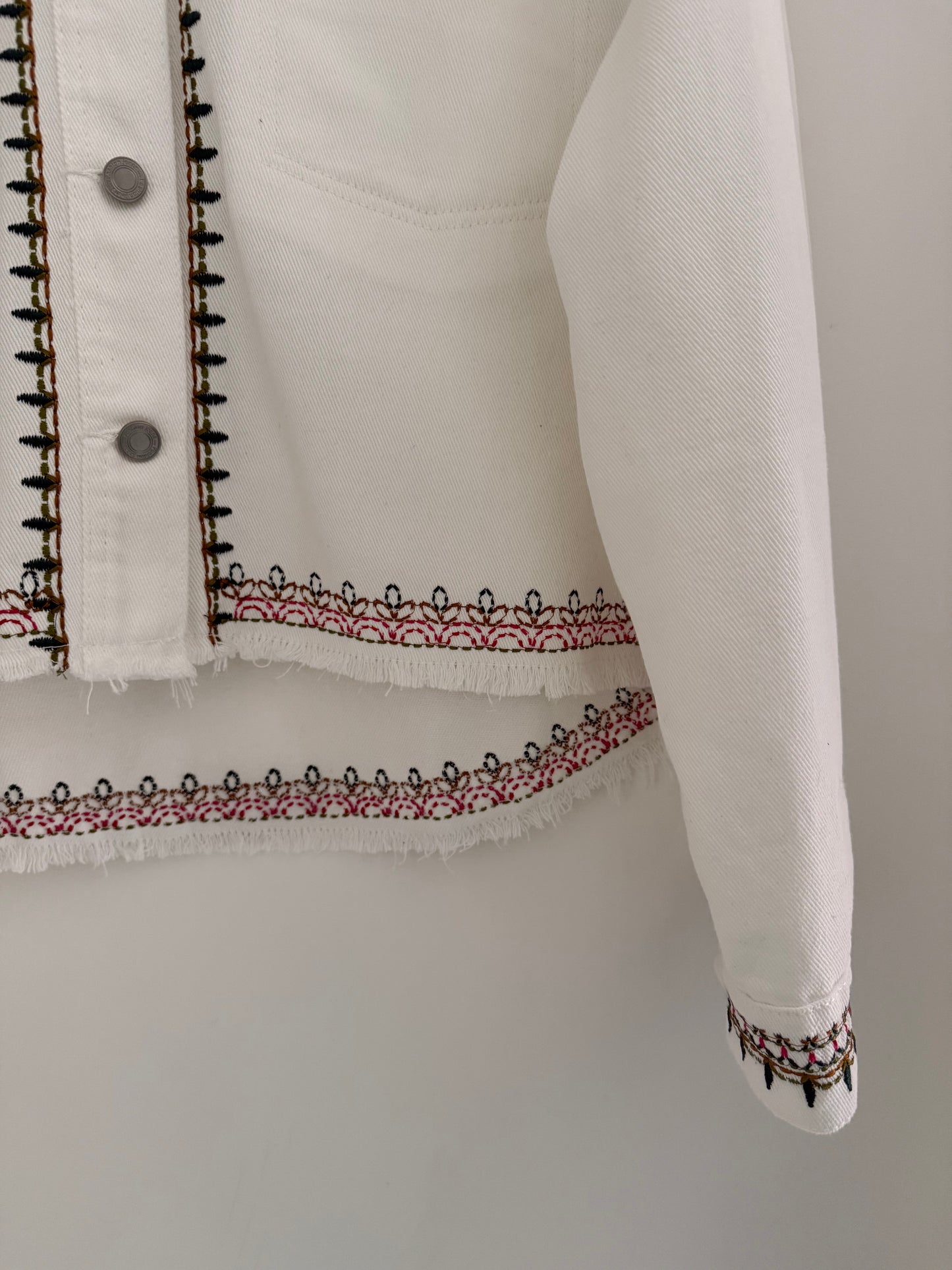 Veste large en jean blanc avec broderie colorées